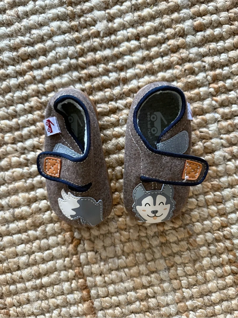 See Kai Run Cruz II Easy-On Felt Slippers Brown Husky Dog Shoes Sz 4 - LIKE NEW!